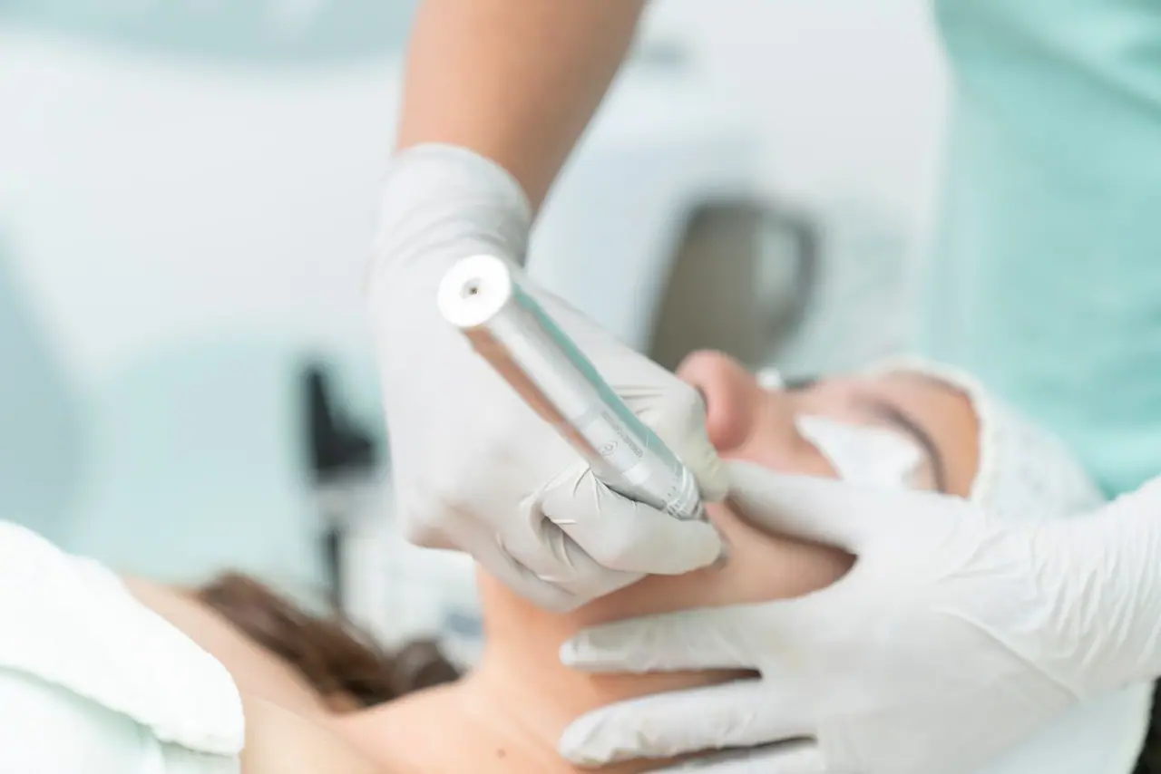 إجراء جلدي وتجميلي في عيادة