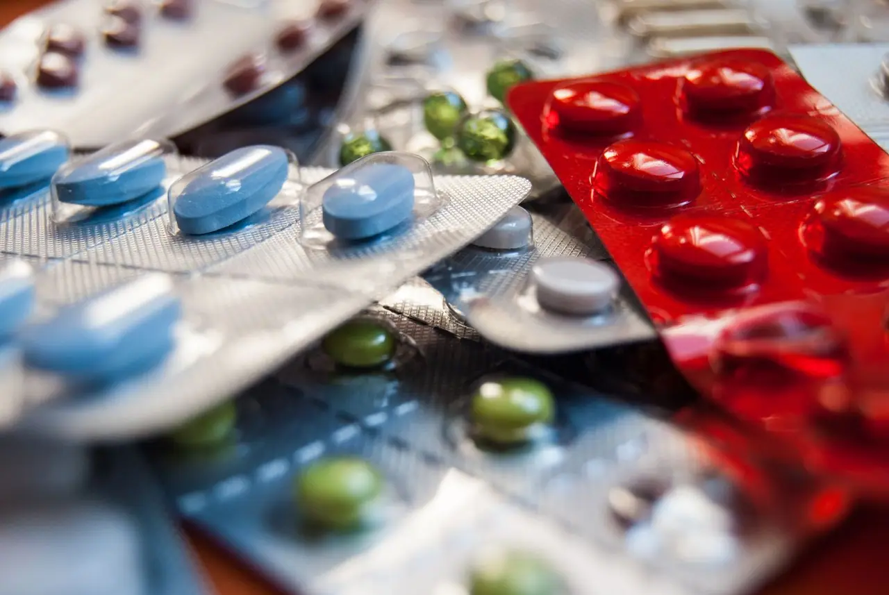 أدوية وكبسولات ملوّنة